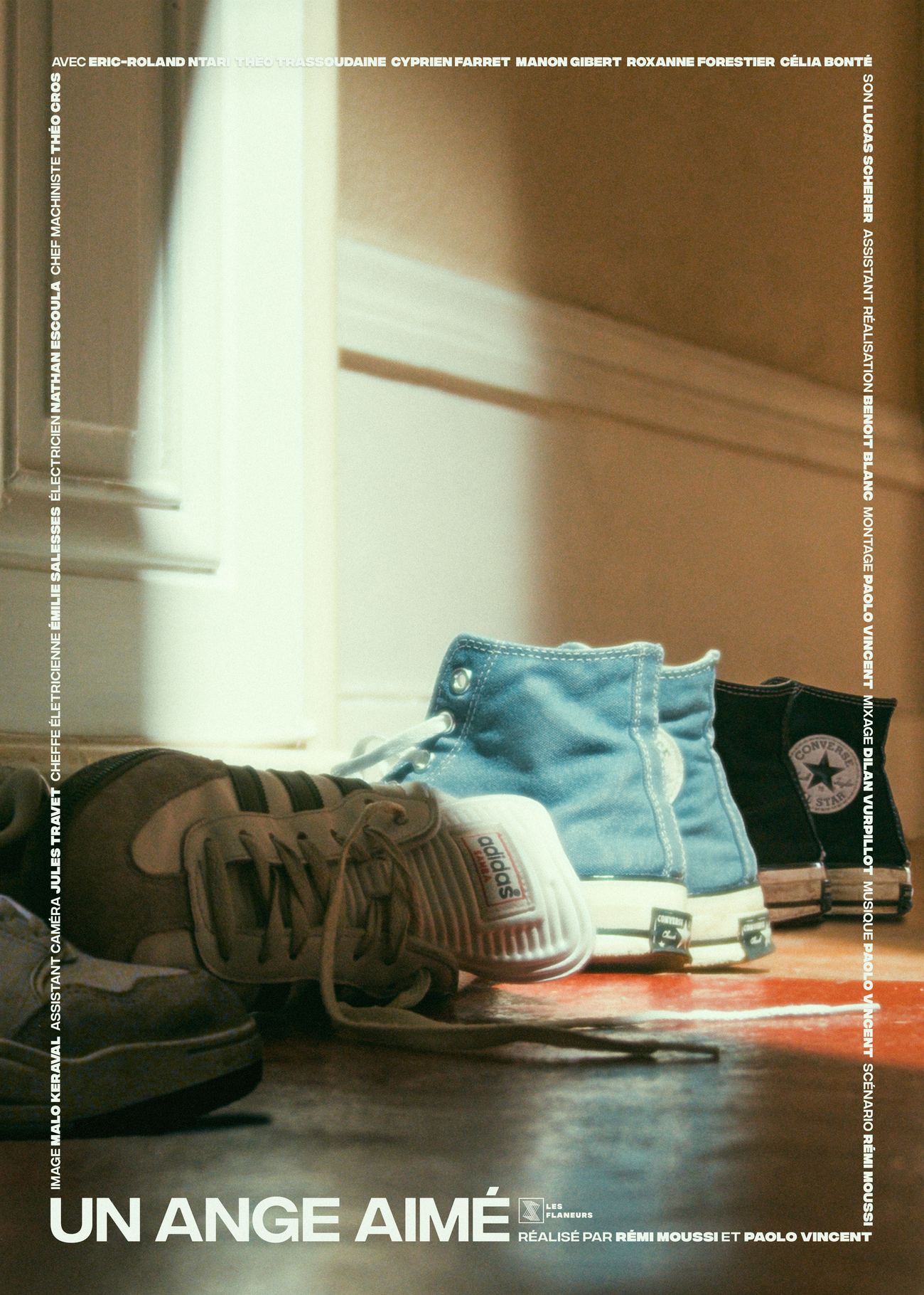 Affiche d'Un Ange Aimé : des paires de baskets dans l'entrée, traversées par un rai de lumière. Crédits du film en marge.