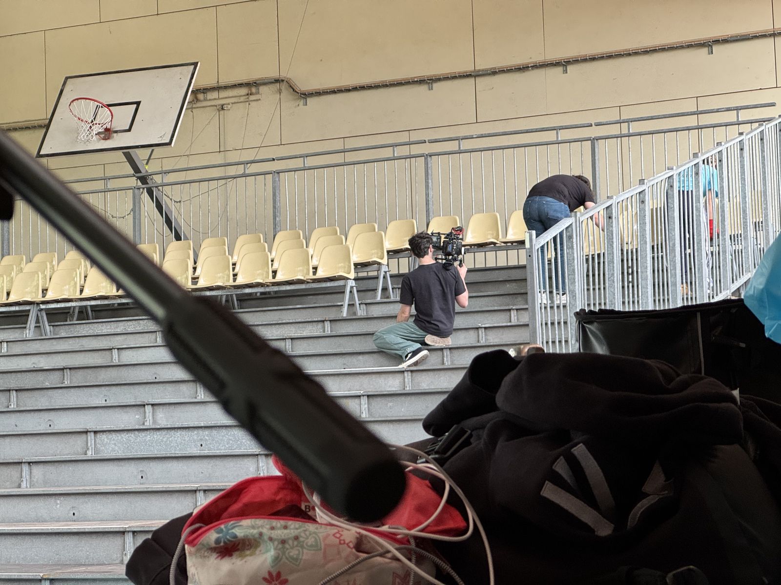 Tournage de Lieu Dire : le cadreur filme dans les gradins d'un gymnase.