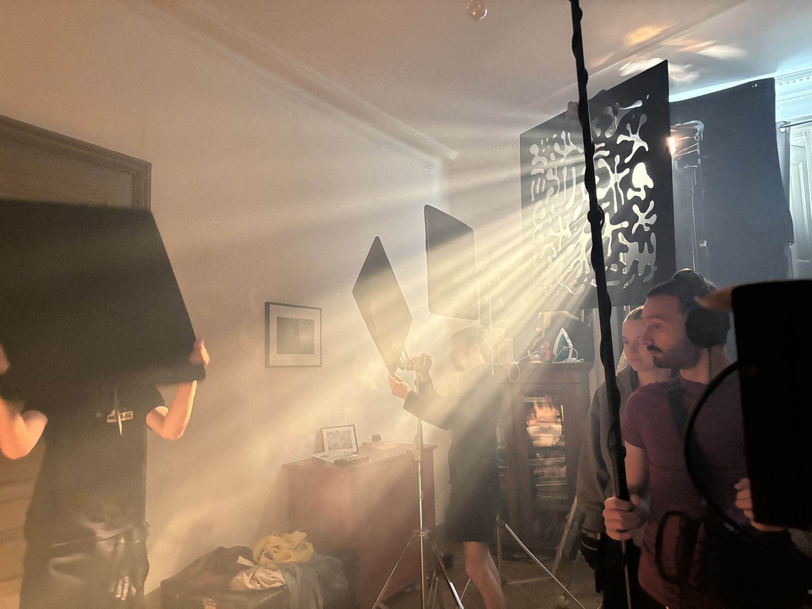 Sur le plateau : faisceaux de lumière traversant la fumée dans la chambre.