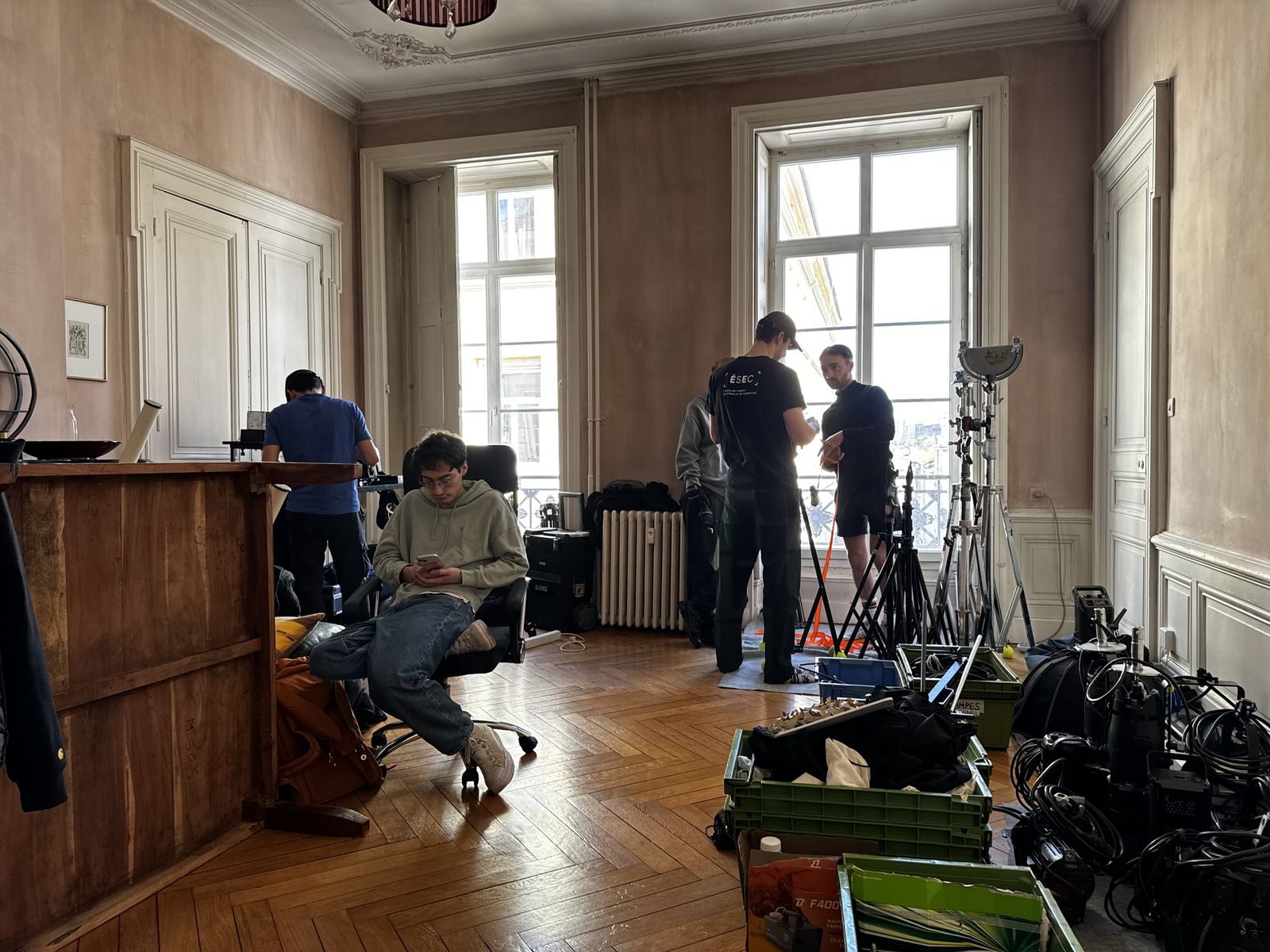 Sur le plateau : installation de la lumière dans le salon.