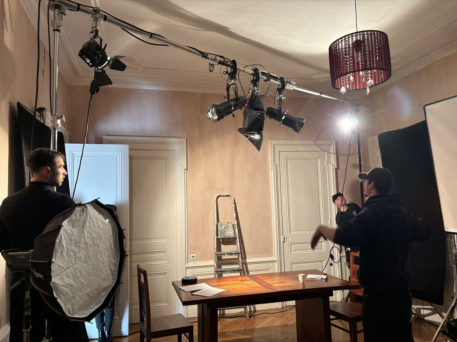 Sur le plateau : l'équipe autour de la grande table entre deux prises.