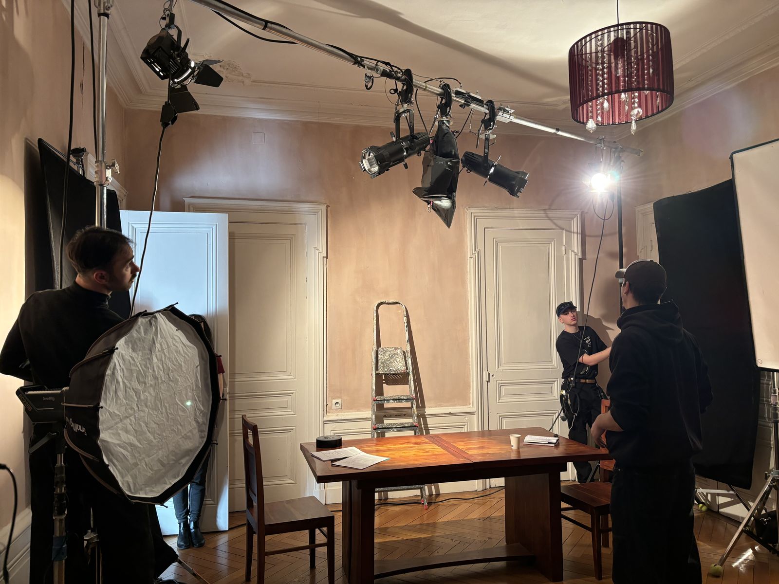 Sur le plateau : deux comédiennes face à face à la grande table, dirigées au milieu de la pièce.
