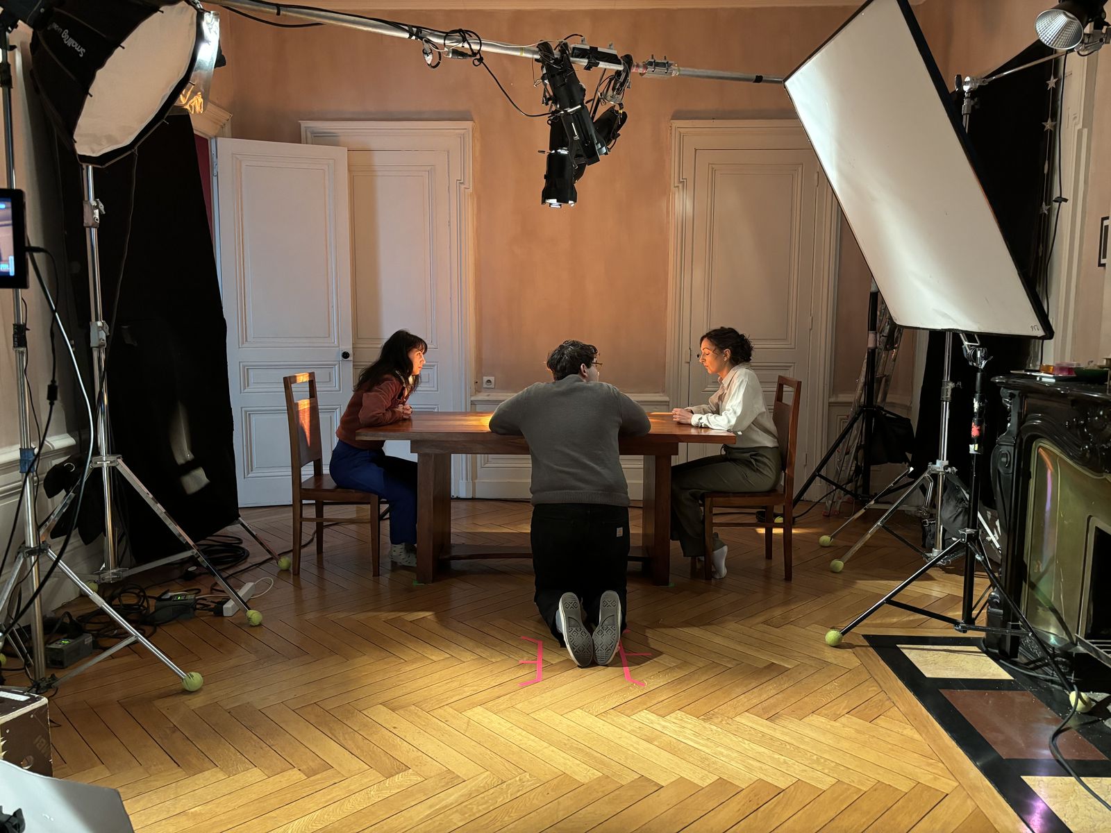 Sur le plateau : la réalisation dirige la scène de la table.